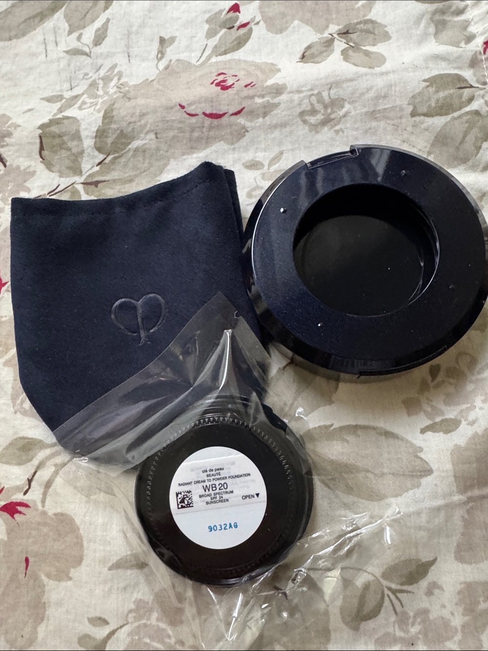 Radiant Cream to Powder Foundation - WB20 - Picture 5 of 8